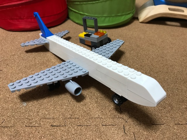 幼稚園生 本日のレゴ作品 飛行機と空港で働く車